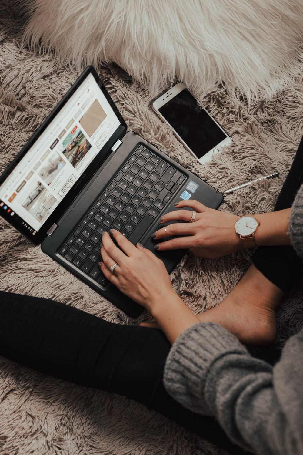 woman sitting on the floor using the laptop